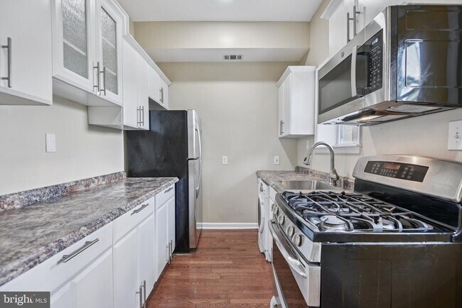 Building Photo - 321 Elm St NW