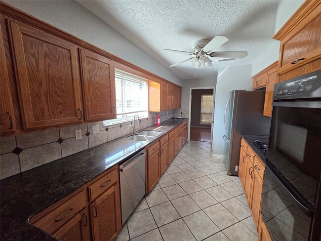 Building Photo - 305 W Castle Harbour Dr