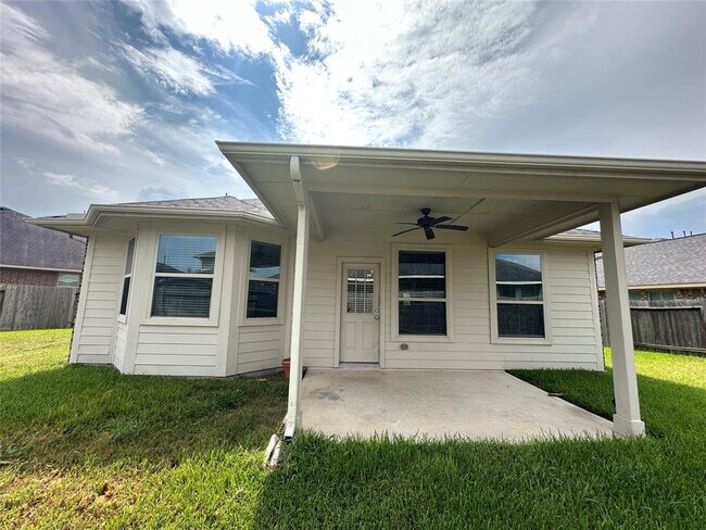 Building Photo - 15610 Whisper Woods Dr