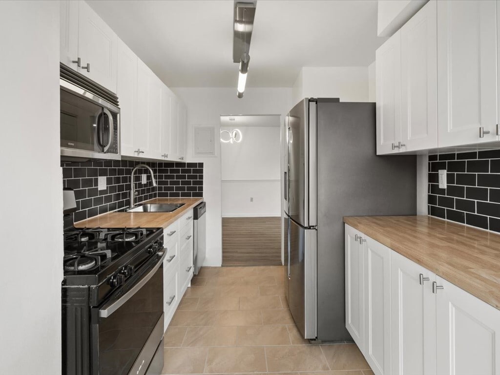 Building Photo - 5608 Bloomfield Dr