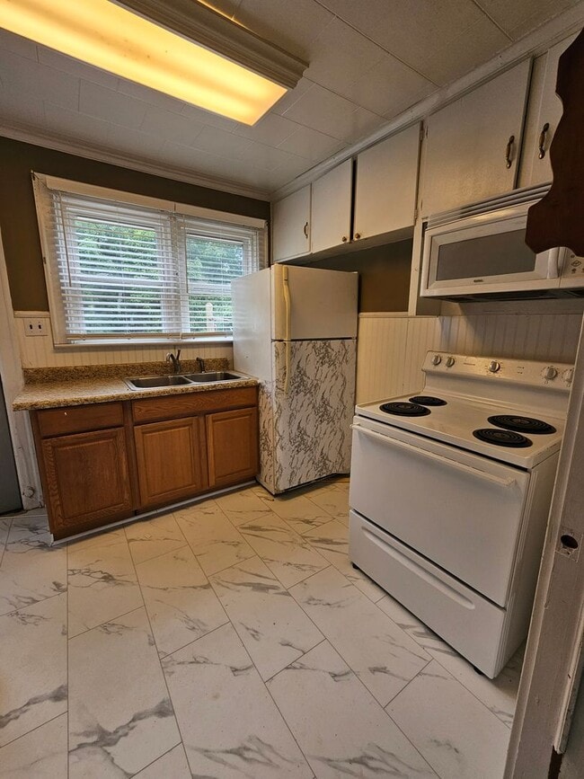 Building Photo - Charming 2 Bedroom Apartment located Minutes Outside of Downtown Sanford