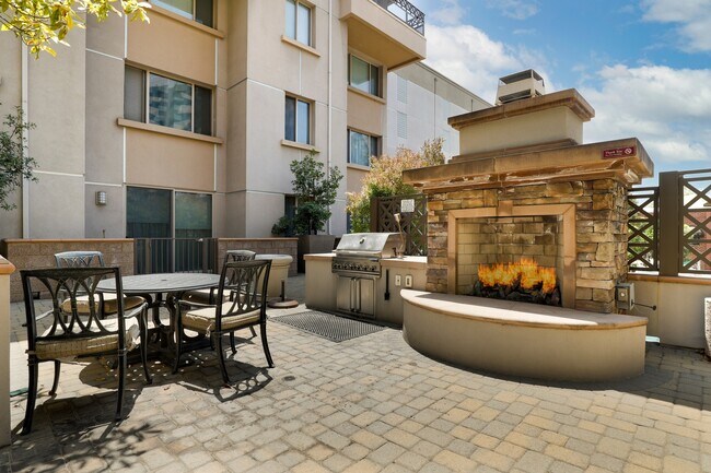 Building Photo - 931 E Walnut St