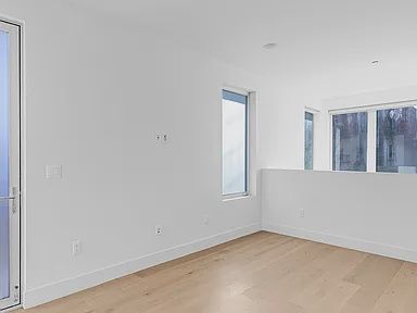 Building Photo - 2000 Beachwood Dr