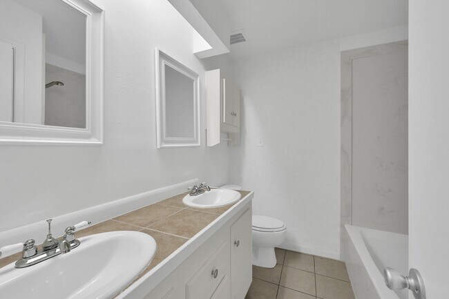 Building Photo - 3 W Woodtimber Ct