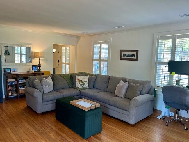 Building Photo - 3/2 Duplex Conveniently Situated in an Established Neighborhood!