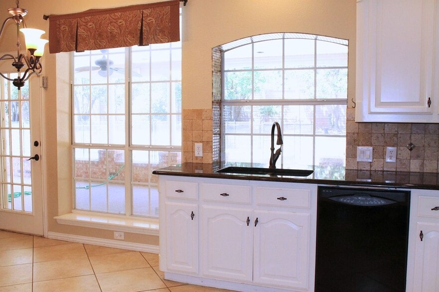 Building Photo - 2719 Hidden Lake Dr