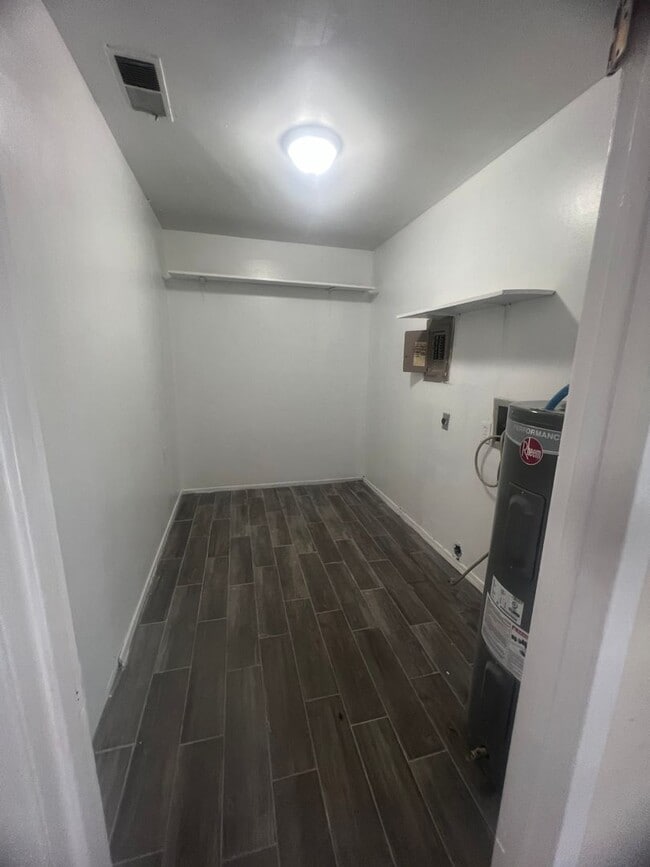 Building Photo - New Listing in Southern Hills