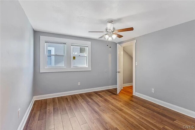 Building Photo - 203 Maple St