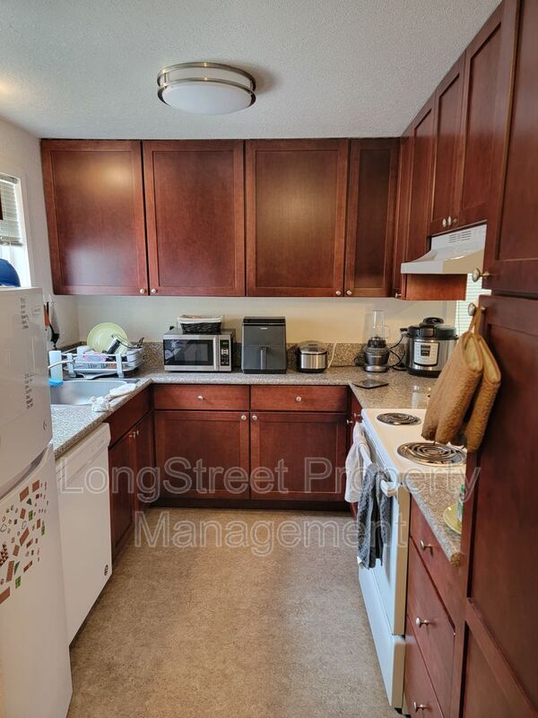 Building Photo - 654 SW 7th St