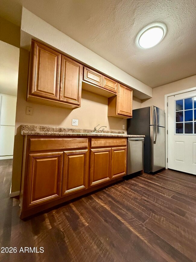 Building Photo - 825 E 5th St