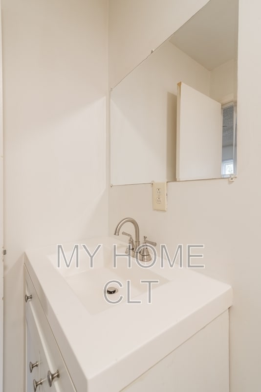 Building Photo - 1024 Houston St