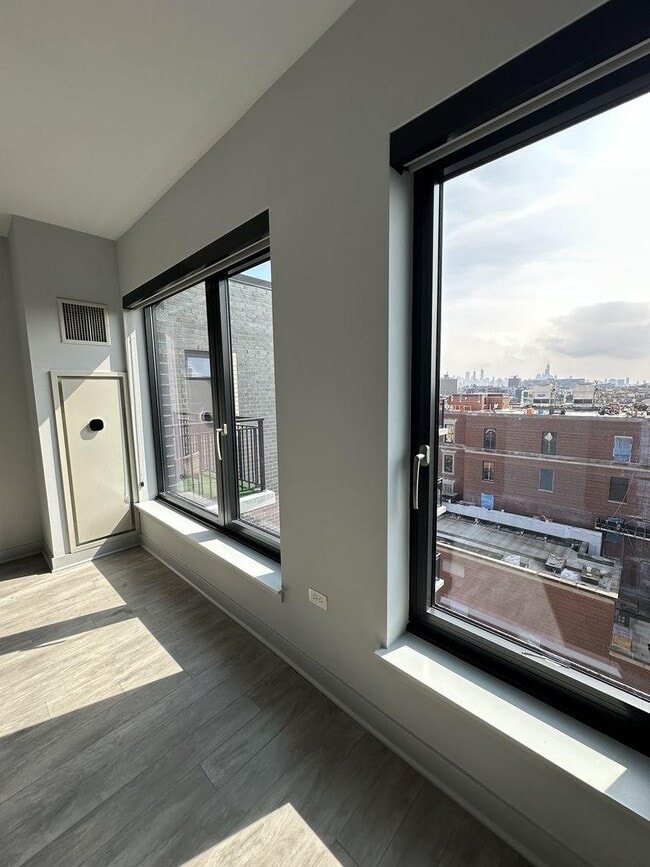 Building Photo - 0 bedroom in Chicago IL 60613