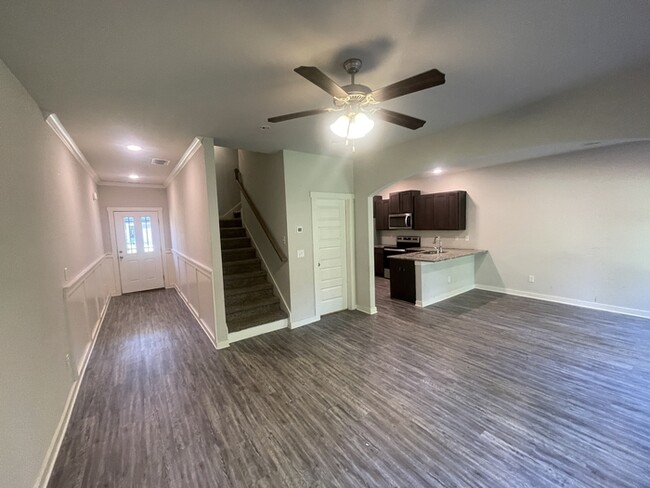 Building Photo - 3 Bed / 2.5 Bath Townhouse for Rent in Cal...