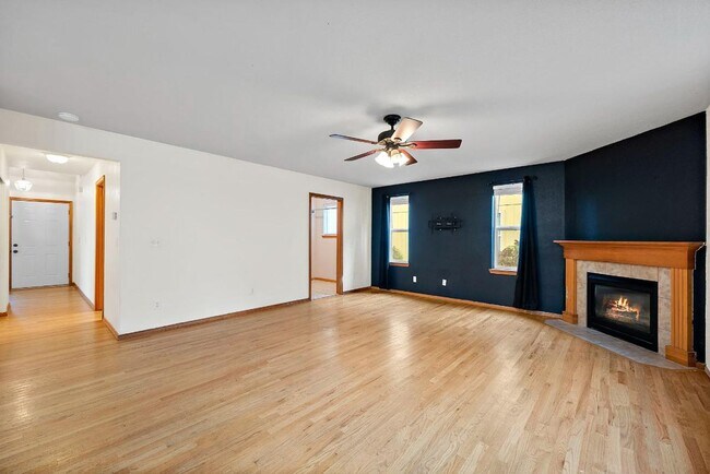 Building Photo - Spacious 4-Bedroom Olympia Home with A/C, ...