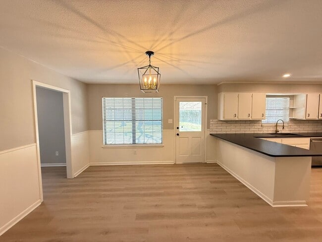 Building Photo - Available-Remodeled 3/2 with 4-Car Garage!