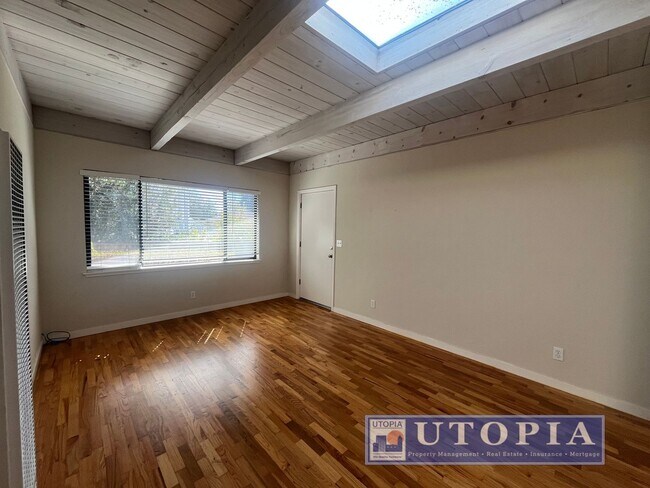 Building Photo - Adorable 1 bedroom, 1 bathroom triplex uni...