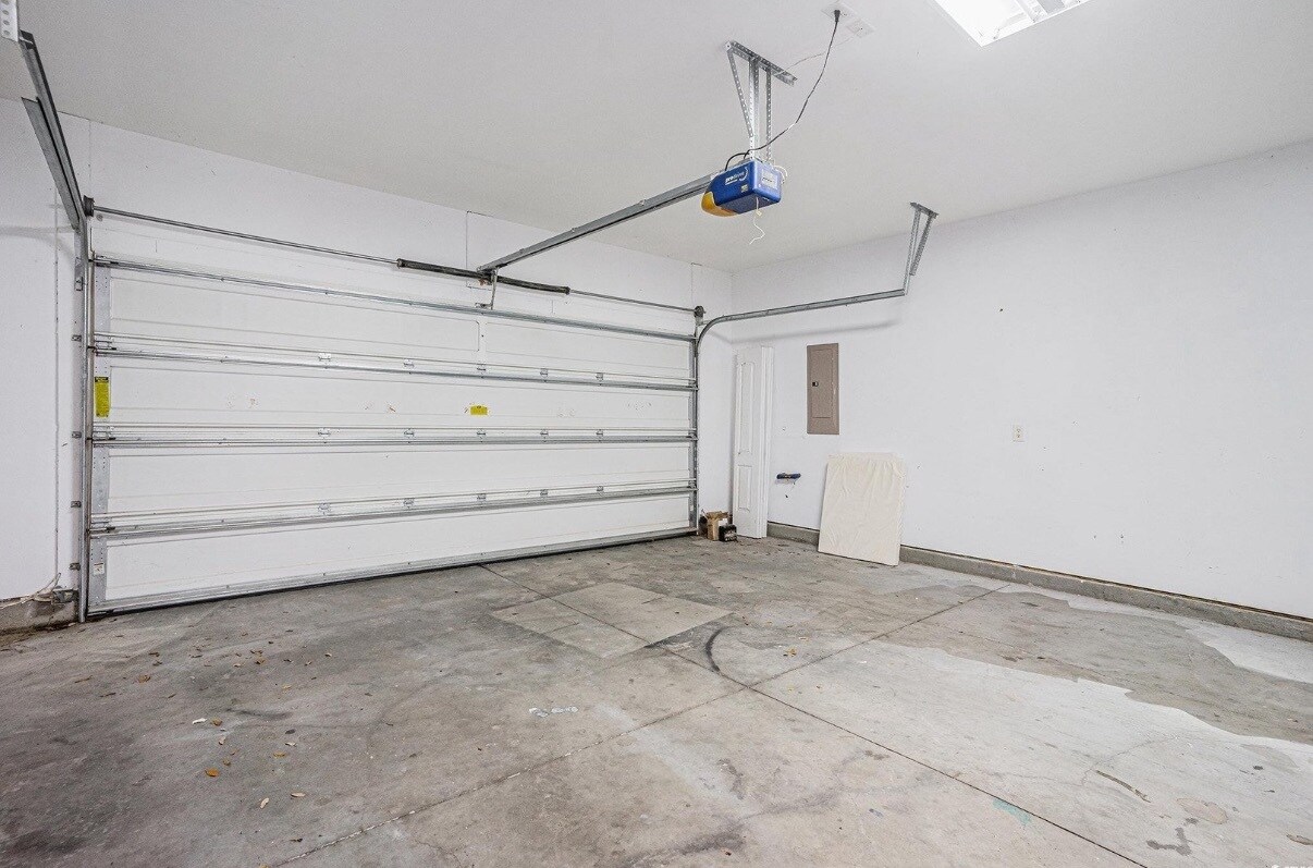 Building Photo - 1120 Fairway Ln