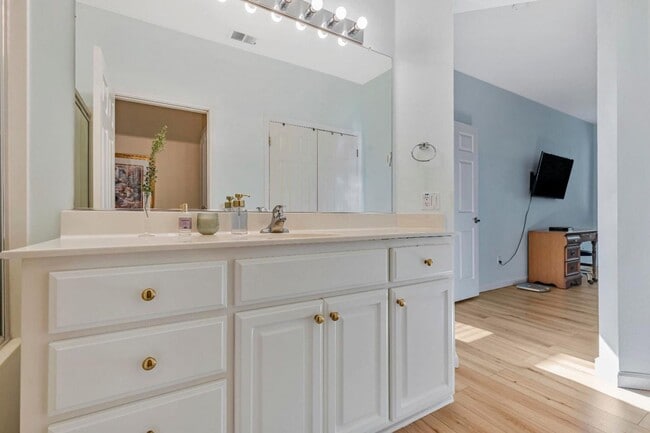 Building Photo - CHARMING 2 BEDROOM & 2 BATHROOM DUET! LOVE...