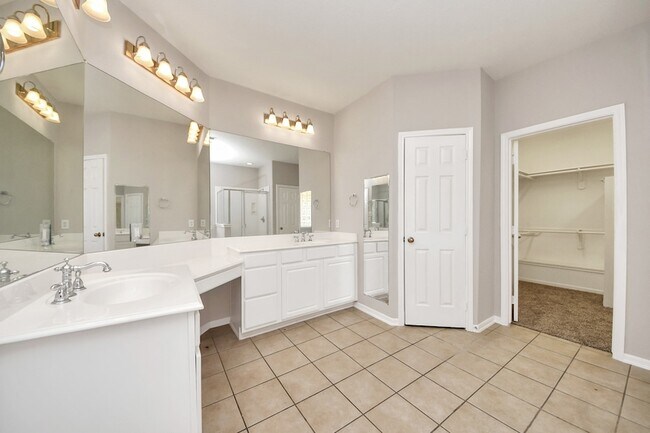 Building Photo - 4422 Roundtree Ln