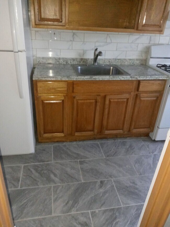 Building Photo - Spacious 2 bedroom -don't wait this will not last