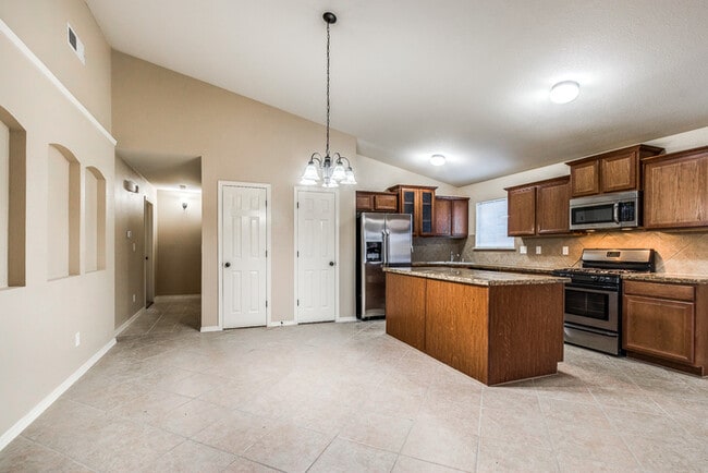 Building Photo - Immaculate Eastside 4-bedroom home in El P...