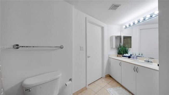 Building Photo - 1750 N Bayshore Dr