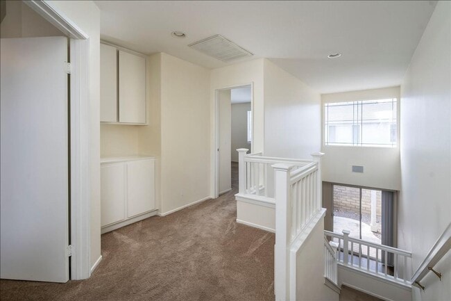 Building Photo - SHARP! 2 Master Suites Townhome in the hea...
