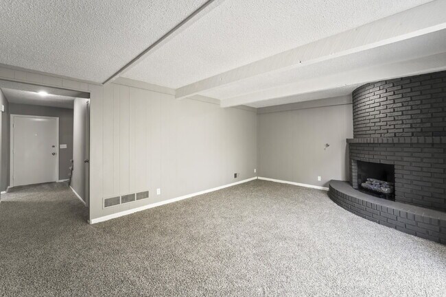 Building Photo - Spacious and updated townhome in Olathe!  1st month is Free!*