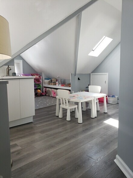 third floor living area used as a play area - 83 Beaumont St