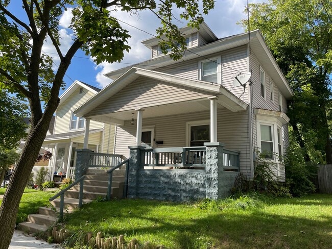 Building Photo - 4 Bedroom, 1.5 Bath Home – North East Grand Rapids