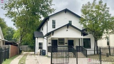 Building Photo - Walking Distance to the Stockyards!