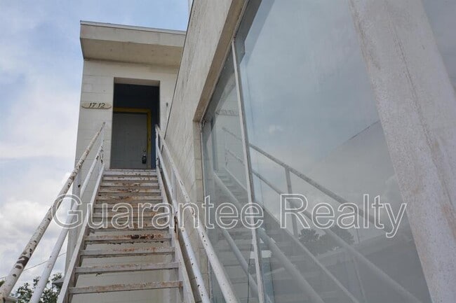 Building Photo - 1712 E Hinson Ave