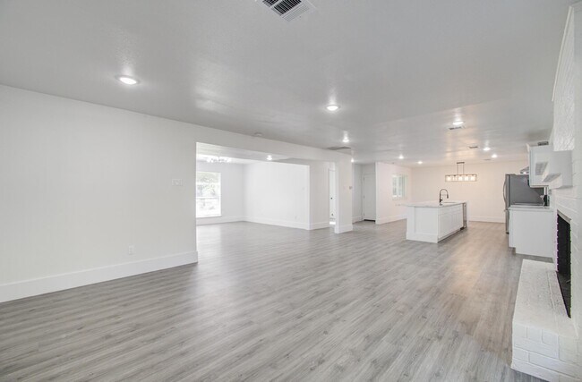 Building Photo - 595 River Plantation Dr