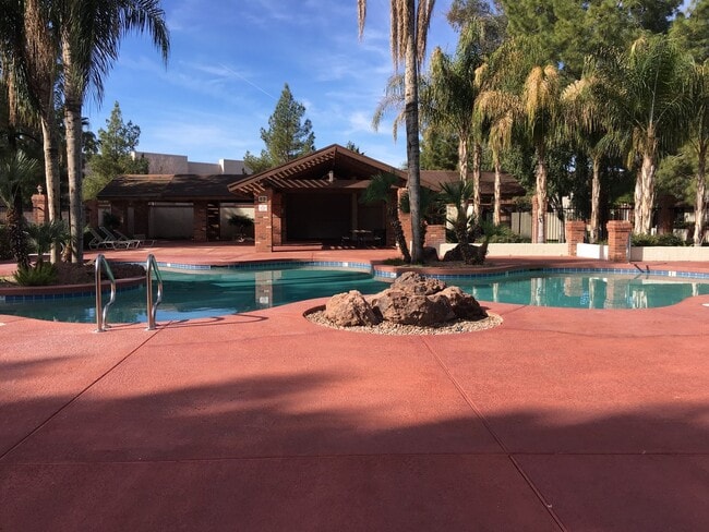 Building Photo - **EXCELLENT 3br/2.5ba/2carport TOWNHOUSE (GUADALUPE & GILBERT)**