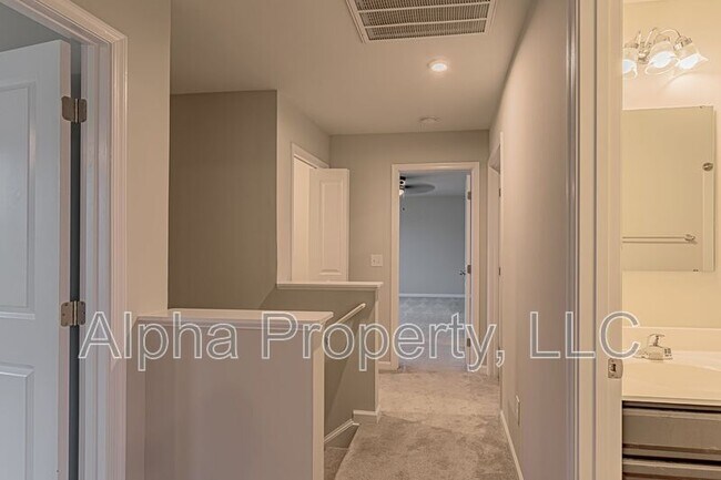 Building Photo - 10 Torrington Dr