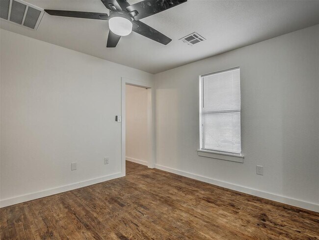 Building Photo - 131 W Acres St