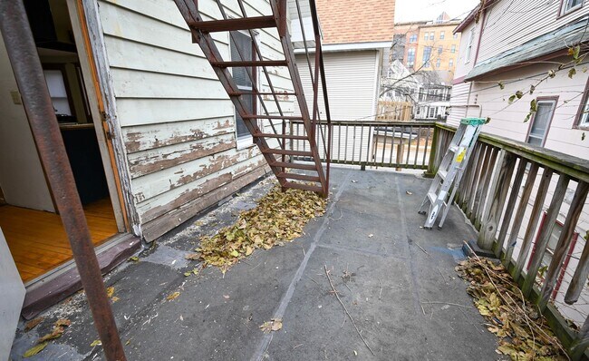 Building Photo - 405-407 W Main St - Duplex