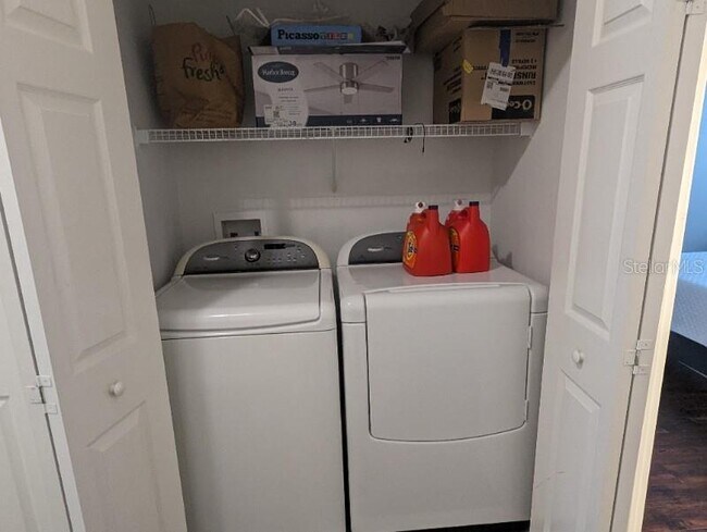 Building Photo - 2142 Park Crescent Dr