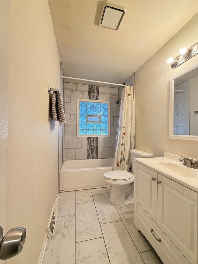 Building Photo - 450 E Mulberry Ct
