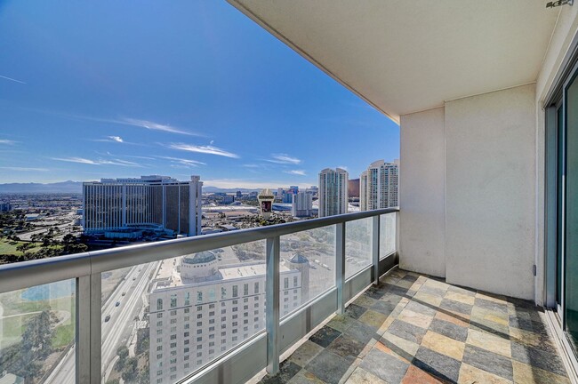 Building Photo - Turnberry Towers 2704- Strip/City Views fr...