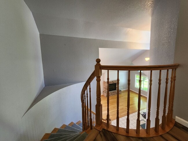 Building Photo - Spacious 4 Bed / 3 Bath Windsor Home