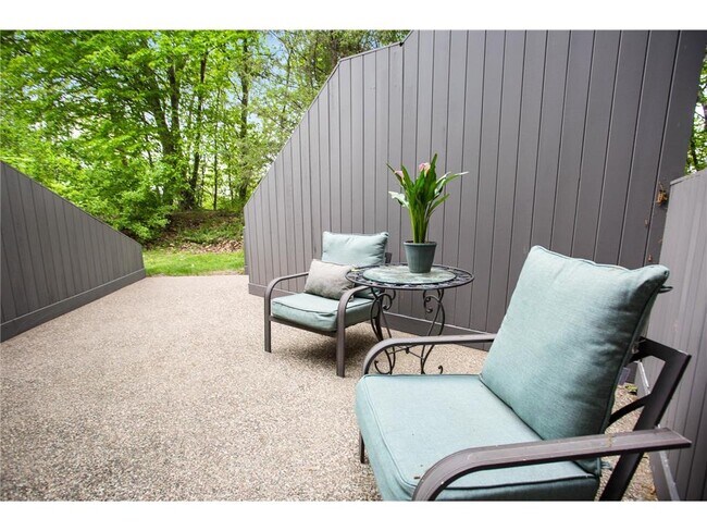 Building Photo - 2925 Minnehaha Curve