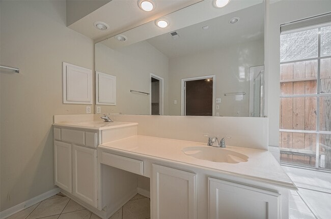 Building Photo - 8814 Fairbloom Ln