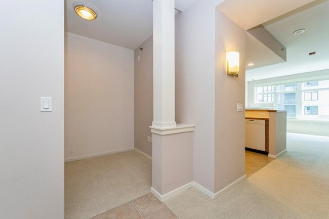 Building Photo - Ellington - 1 bedroom + den