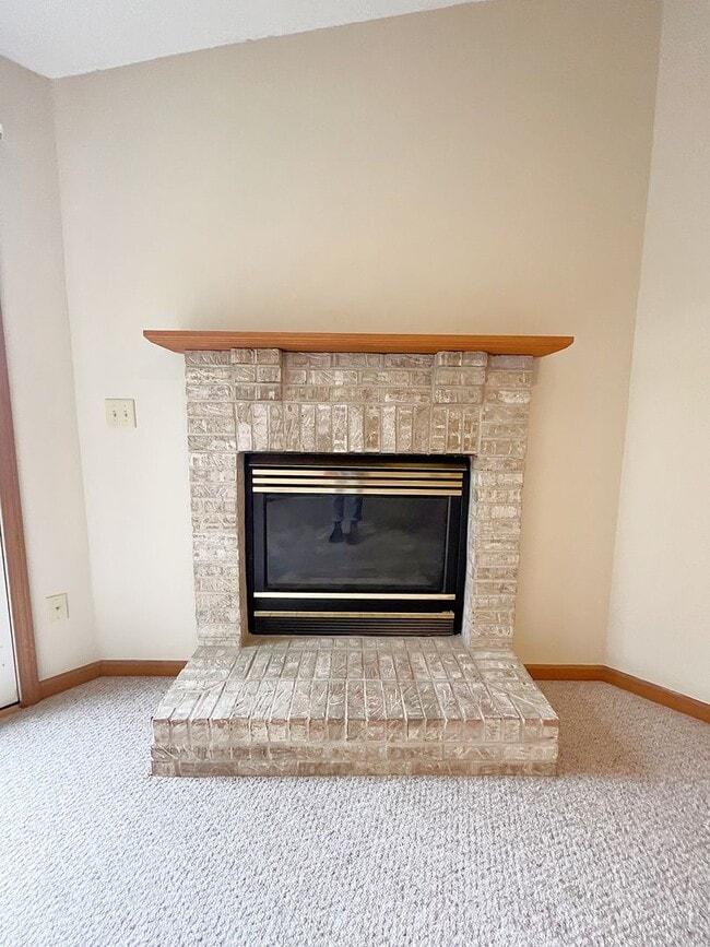 Building Photo - Large 2 Bedroom Condo