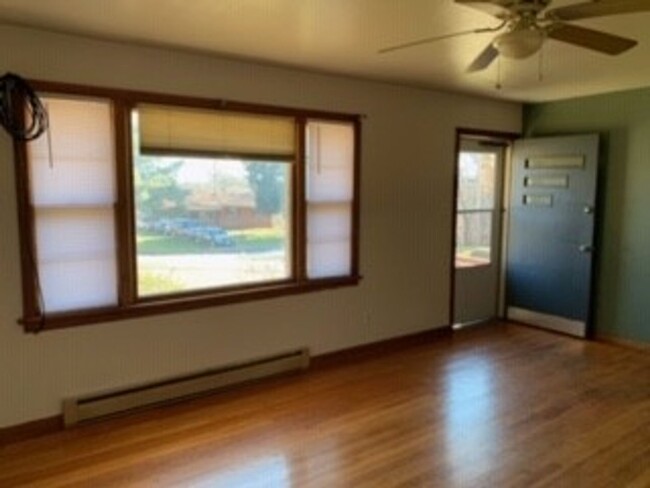 Building Photo - 2 Bedroom  1 bath located in Madison Heights.