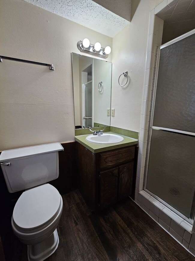 Building Photo - (4) Bed/(2) Bath New Flooring and Fresh Pa...
