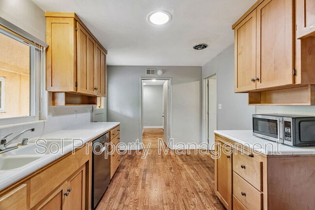 Building Photo - 1401 Laurent St