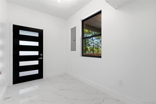 Building Photo - 548 Lakes Rd