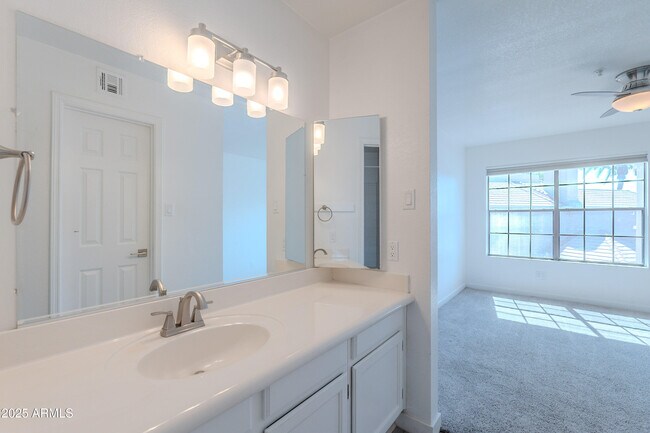 Building Photo - 5950 N 78th St